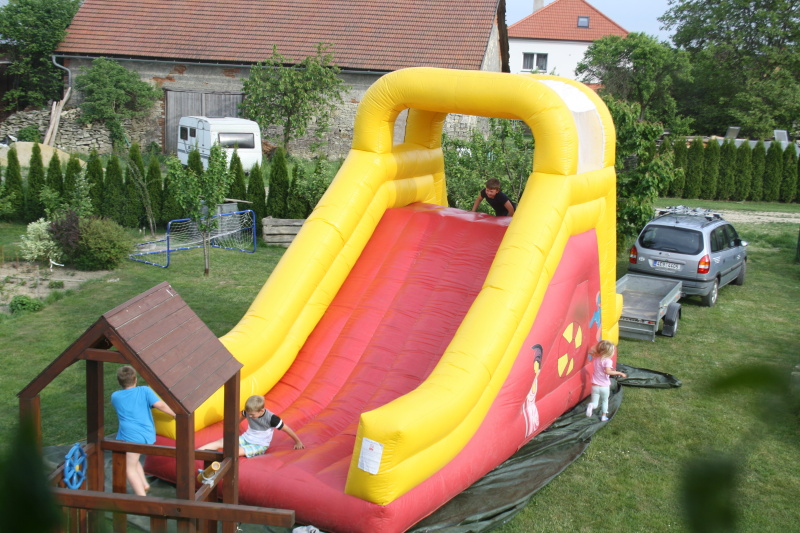Obří nafukovací skluzavky